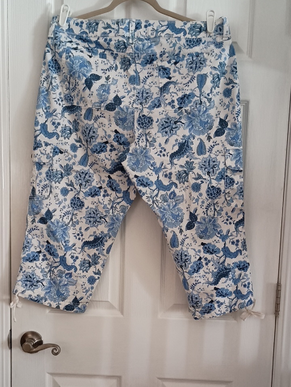 Faded Glory Size 16 Blue Floral Cargo Capris (b100) - Picture 2 of 3